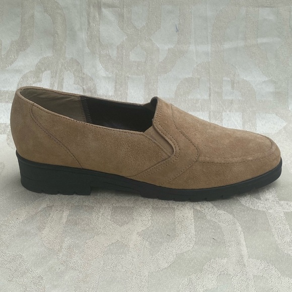 Naturalizer Beige Suede Loafers Size 6AA - Picture 2 of 10